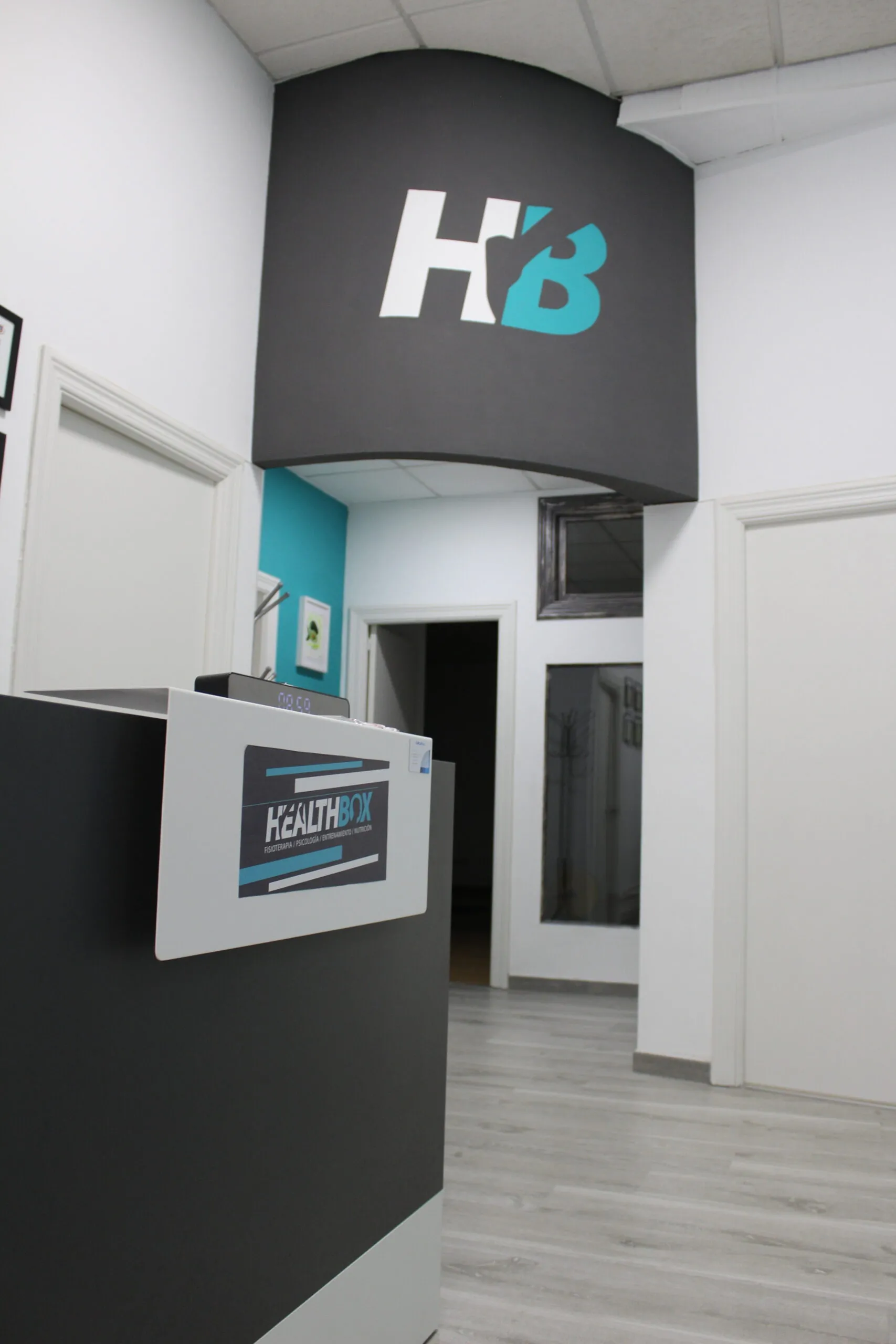 Sala de tratamiento y camilla de fisioterapia en Clínica HealthBox
